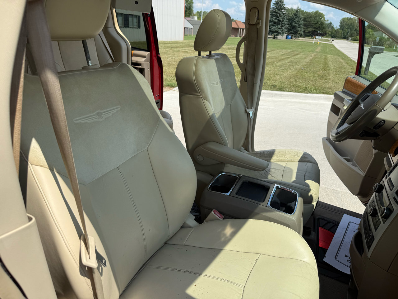 Used 2009 Chrysler Town & Country Limited w/ Entertainment Group #3 image 26