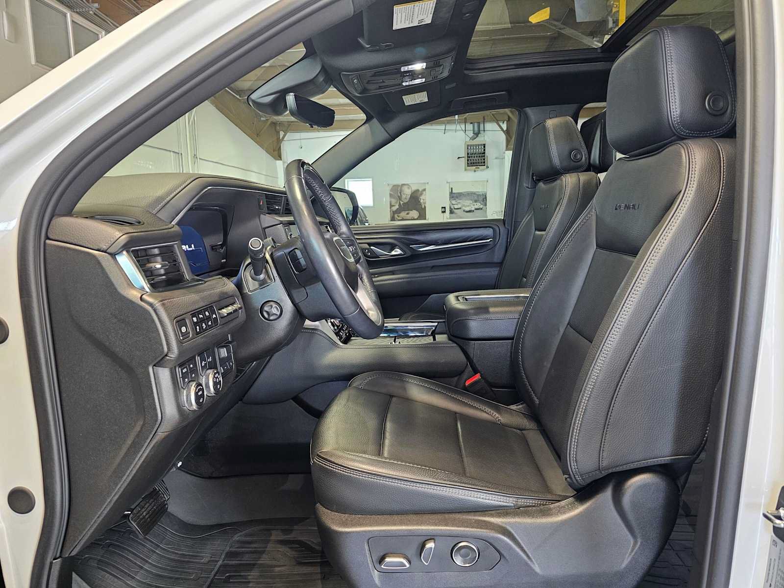 Used 2024 GMC Yukon XL Denali w/ Advanced Technology Package AWD/4WD image 26