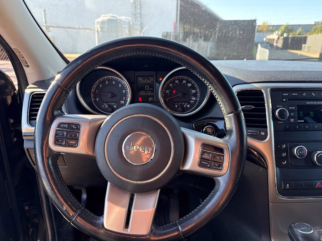 Used 2012 Jeep Grand Cherokee Laredo w/ Laredo E Group AWD/4WD image 11