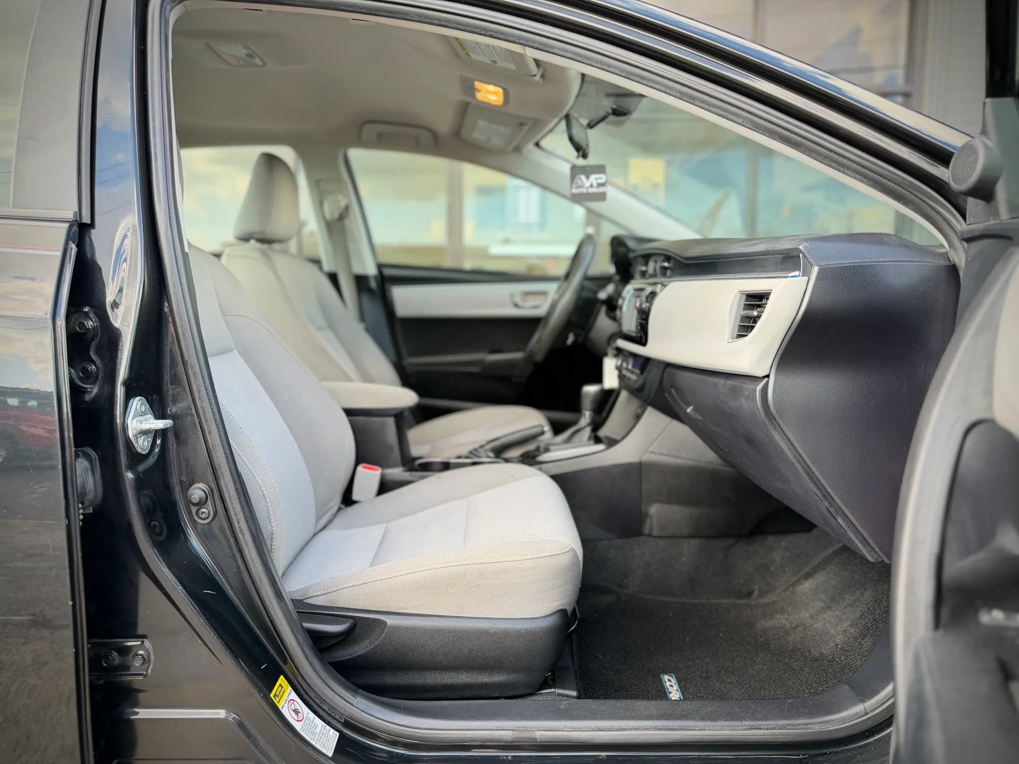Used 2014 Toyota Corolla LE FWD image 15