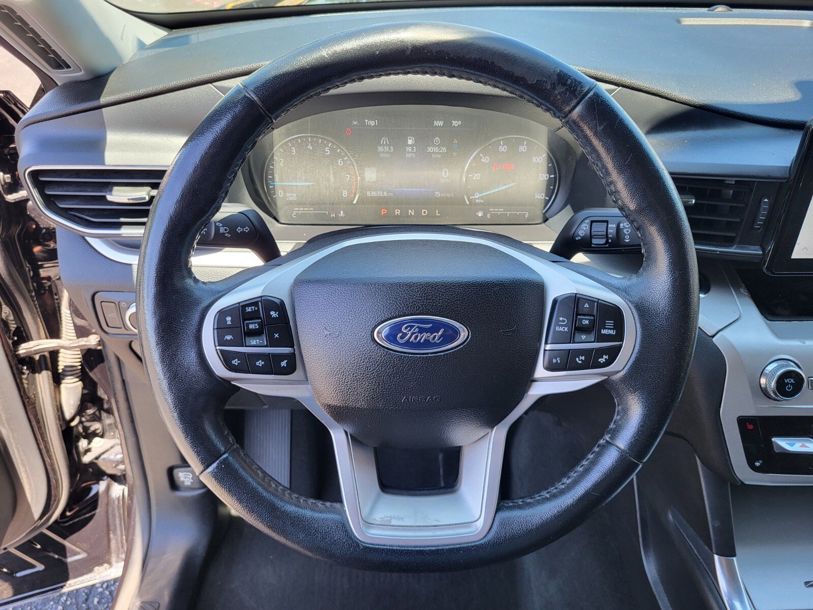 Used 2022 Ford Explorer XLT w/ Equipment Group 202A AWD/4WD image 26