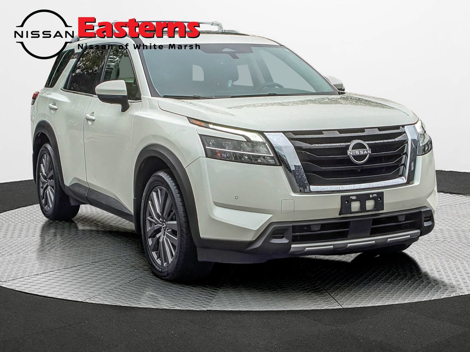 Used 2023 Nissan Pathfinder SL w/ SL Premium Package AWD/4WD image 3