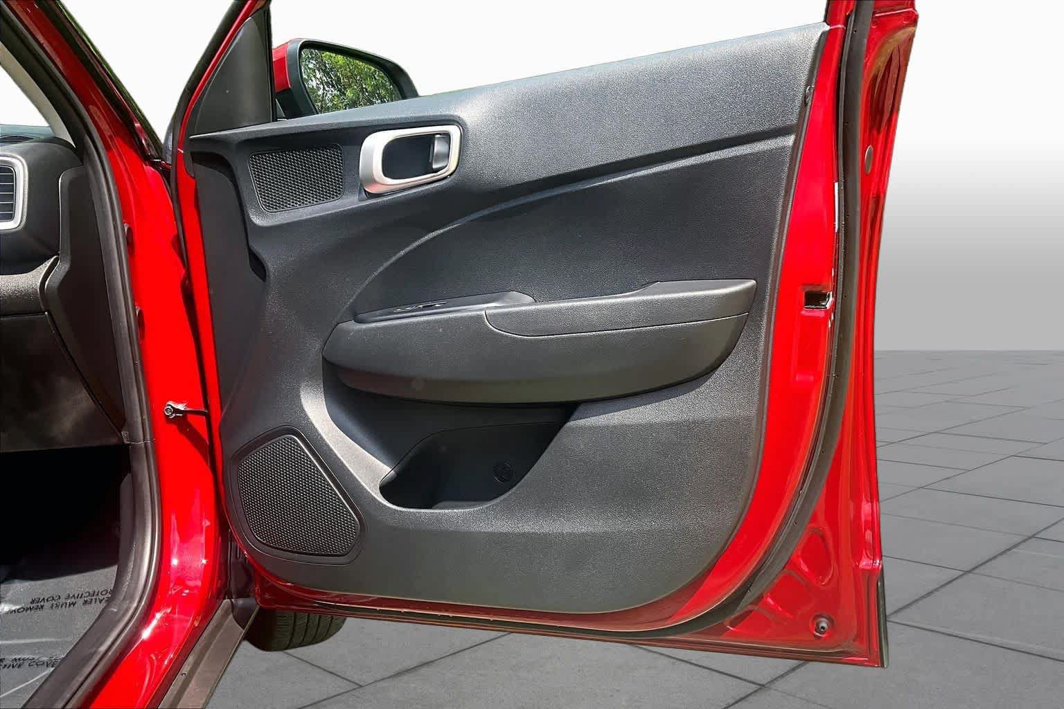 Used 2025 Hyundai Venue SE FWD image 23