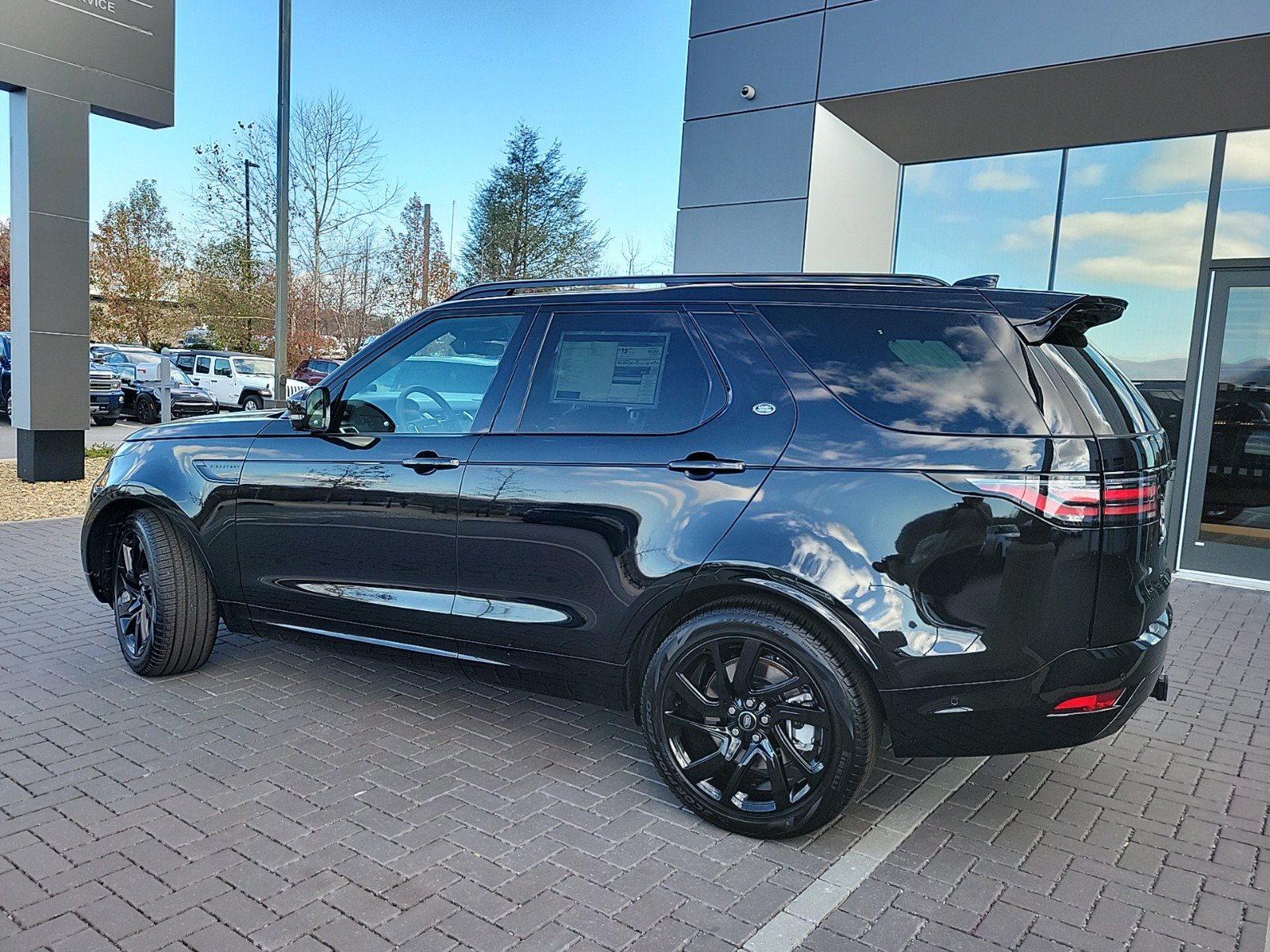 Used 2025 Land Rover Discovery Dynamic SE AWD/4WD image 9
