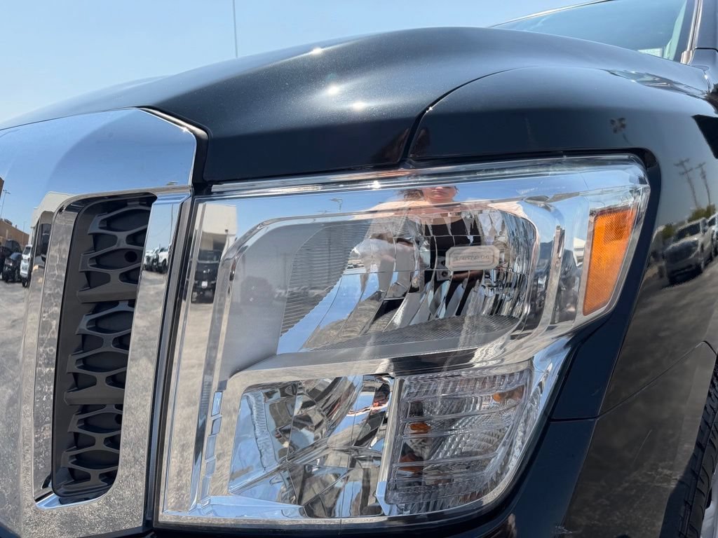 Used 2017 Nissan Titan SV AWD/4WD image 10