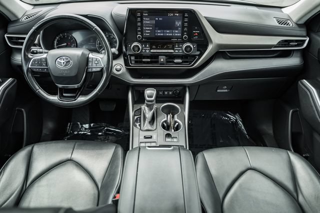 Used 2020 Toyota Highlander XLE AWD/4WD image 19
