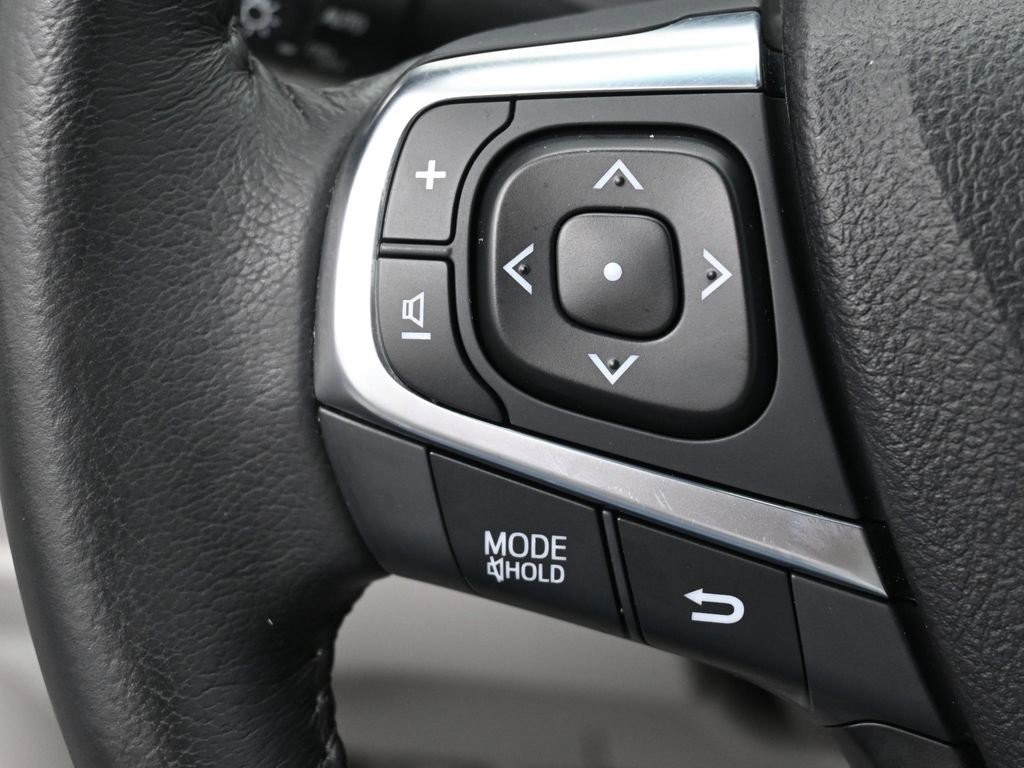 Used 2016 Toyota Camry XLE image 17