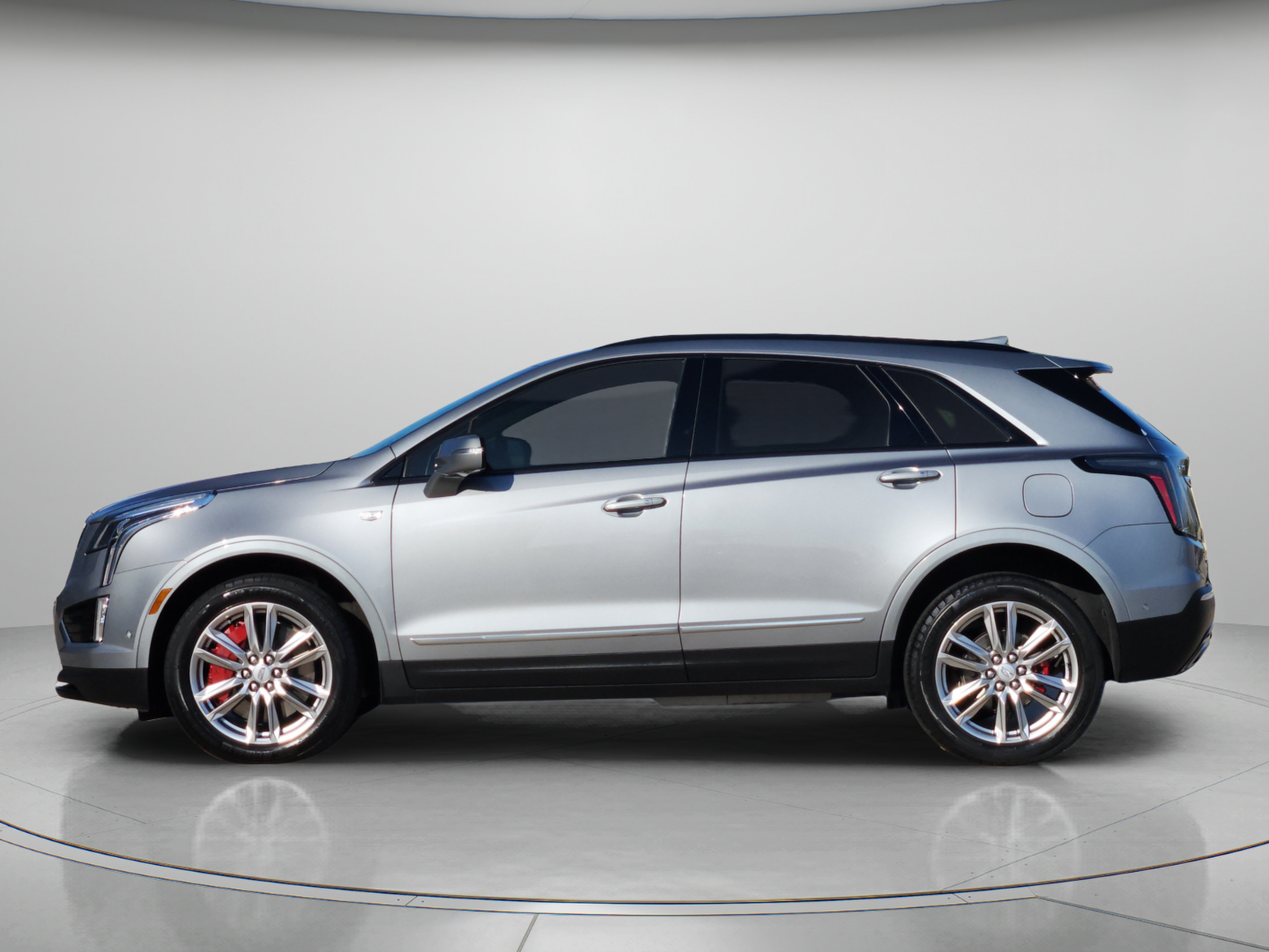 Used 2024 Cadillac XT5 Sportv w/ Technology Package AWD/4WD image 2