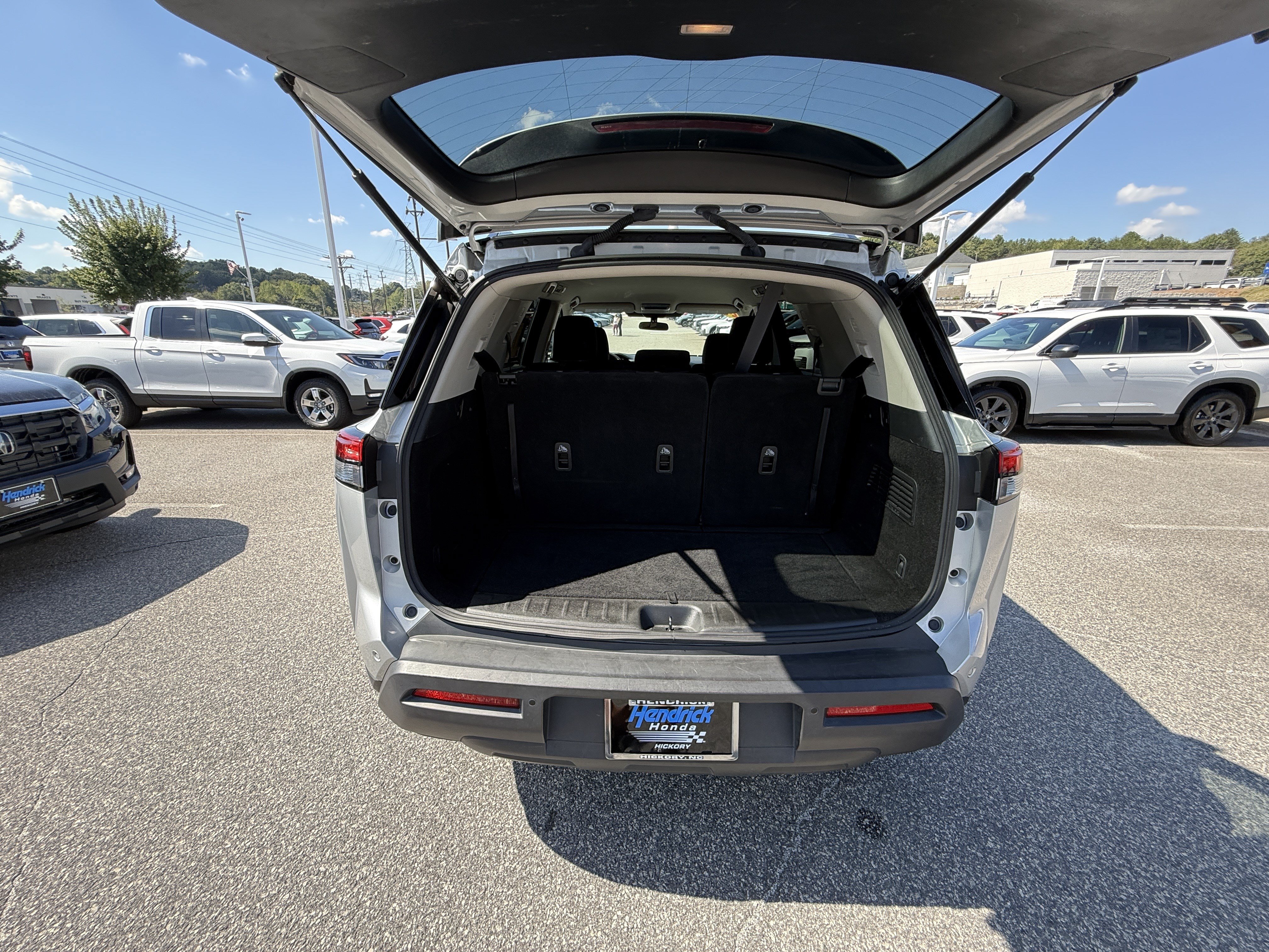 Used 2024 Nissan Pathfinder SV AWD/4WD image 33