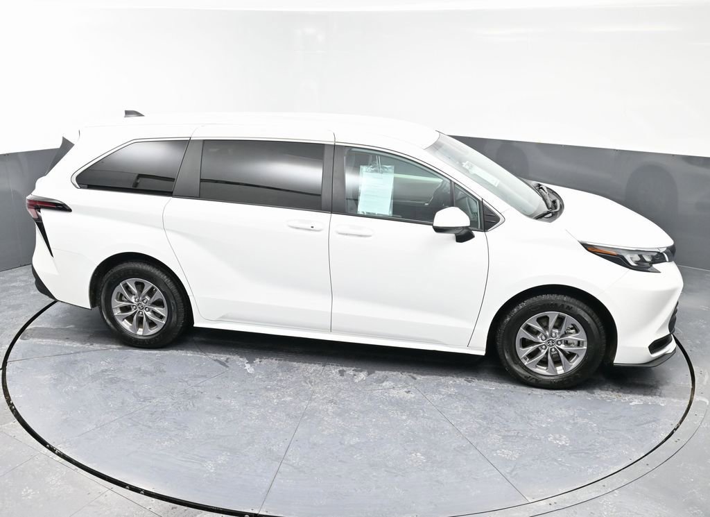 Used 2024 Toyota Sienna LE image 47