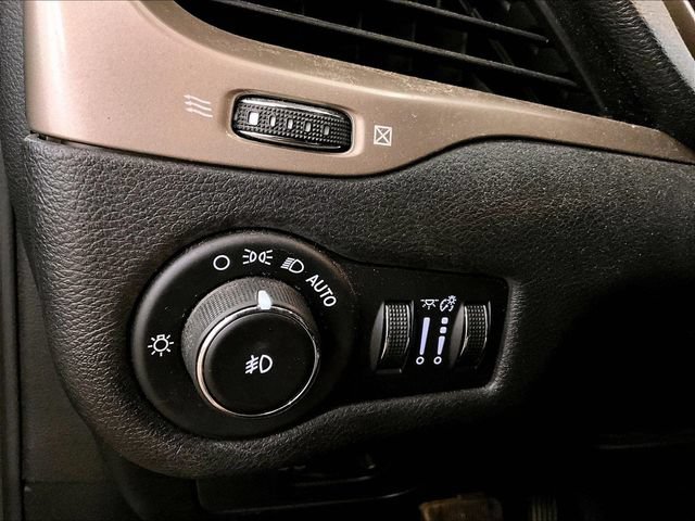 Used 2015 Jeep Cherokee Limited AWD/4WD image 30