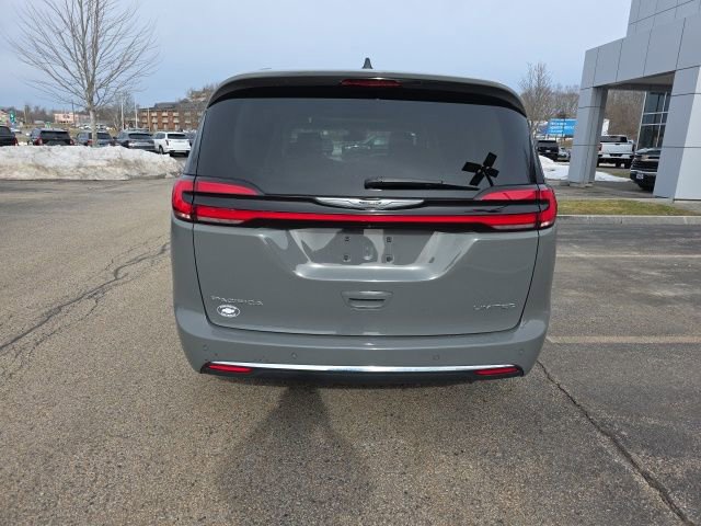 Used 2023 Chrysler Pacifica Limited FWD image 3
