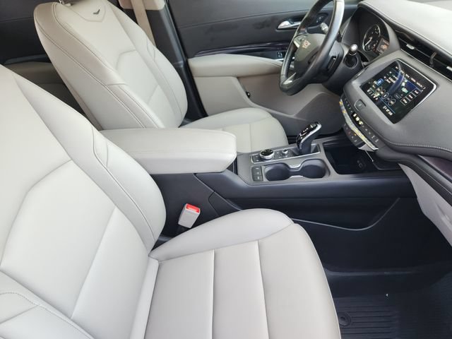 Used 2023 Cadillac XT4 Luxury w/ Cold Weather Package FWD image 19