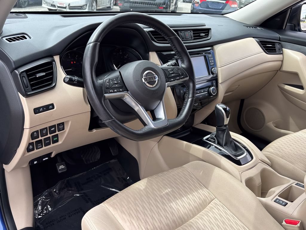 Used 2017 Nissan Rogue SV w/ SV Premium Package AWD/4WD image 17