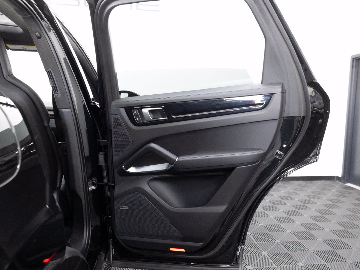 Certified 2023 Porsche Cayenne Turbo S AWD/4WD image 35