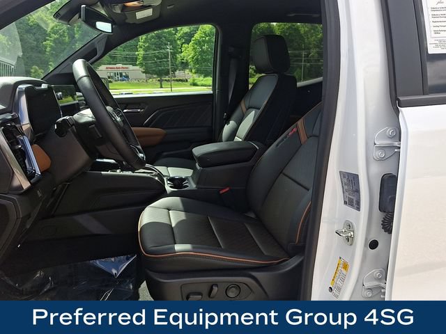 Used 2025 GMC Canyon AT4 w/ AT4 Premium Package AWD/4WD image 2