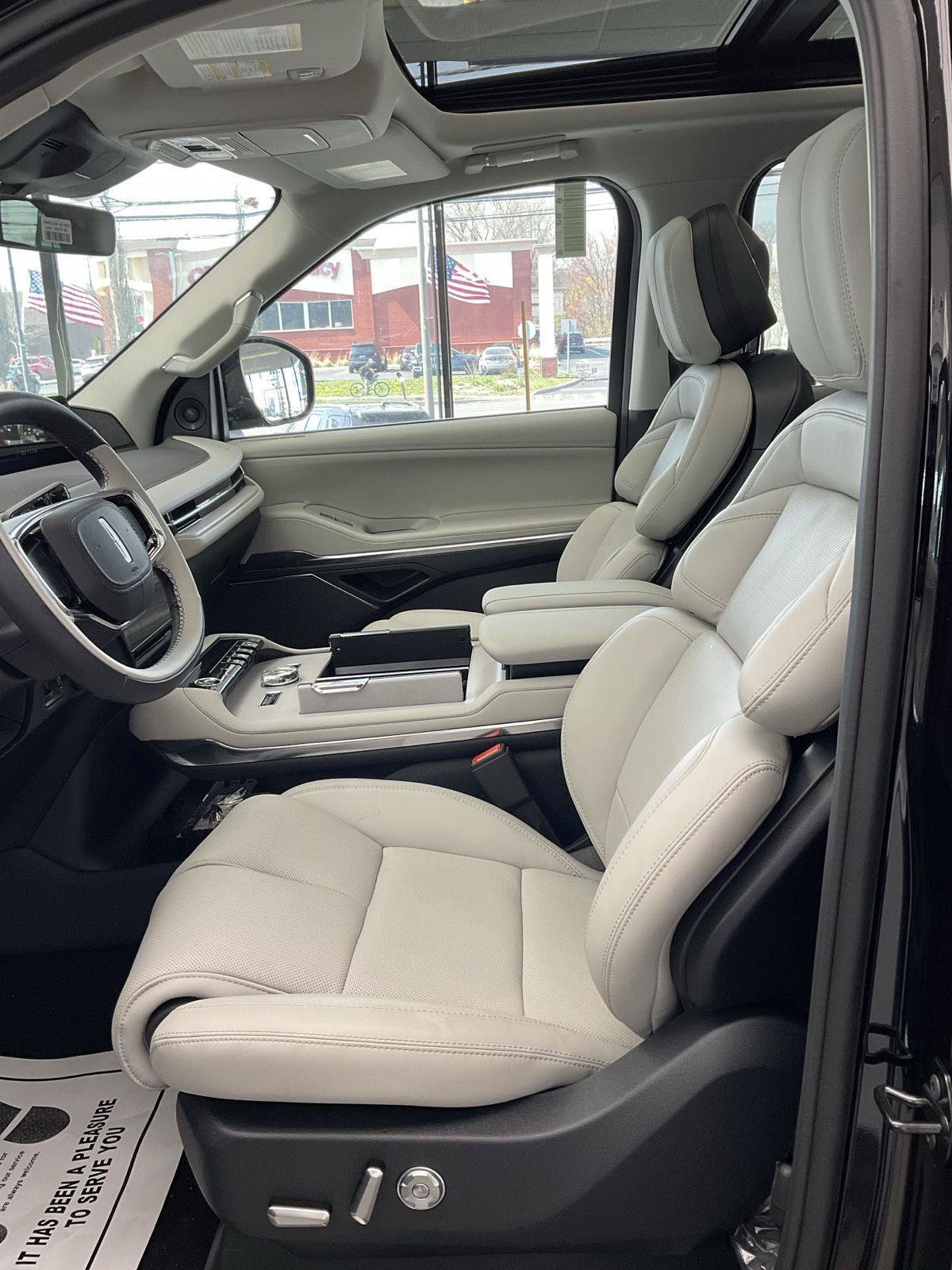 New 2026 Lincoln Navigator Reserve AWD/4WD image 8