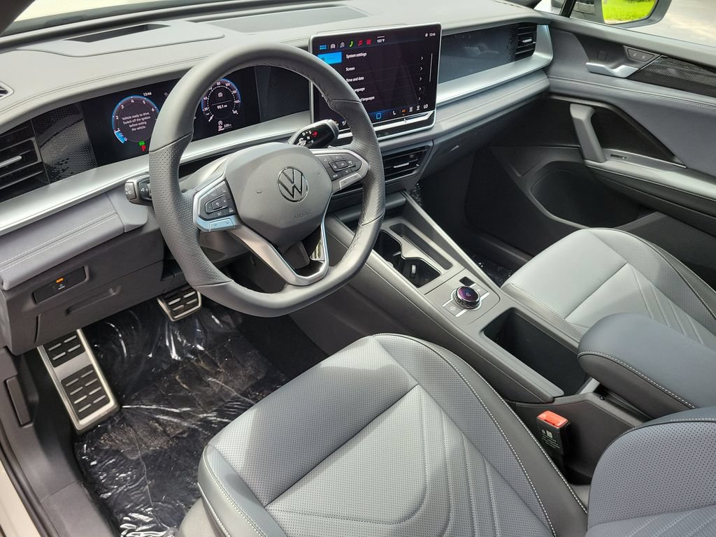 New 2026 Volkswagen Tiguan SE R-Line FWD image 17