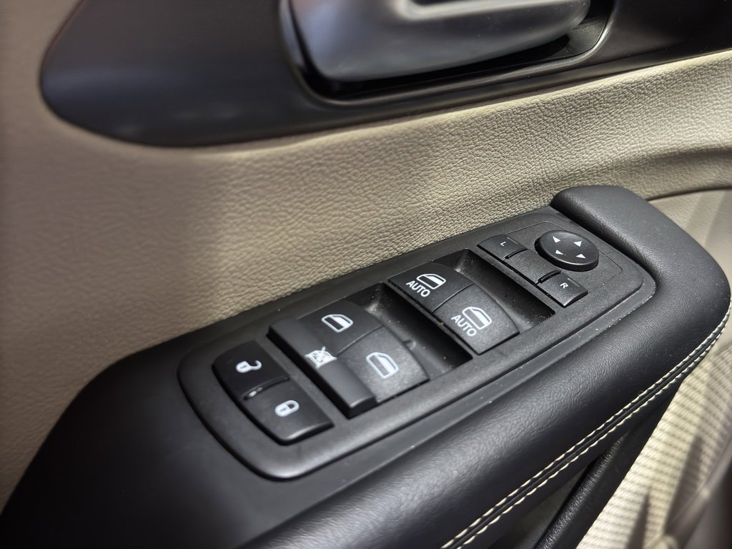 Used 2024 Chrysler Pacifica Touring-L image 36