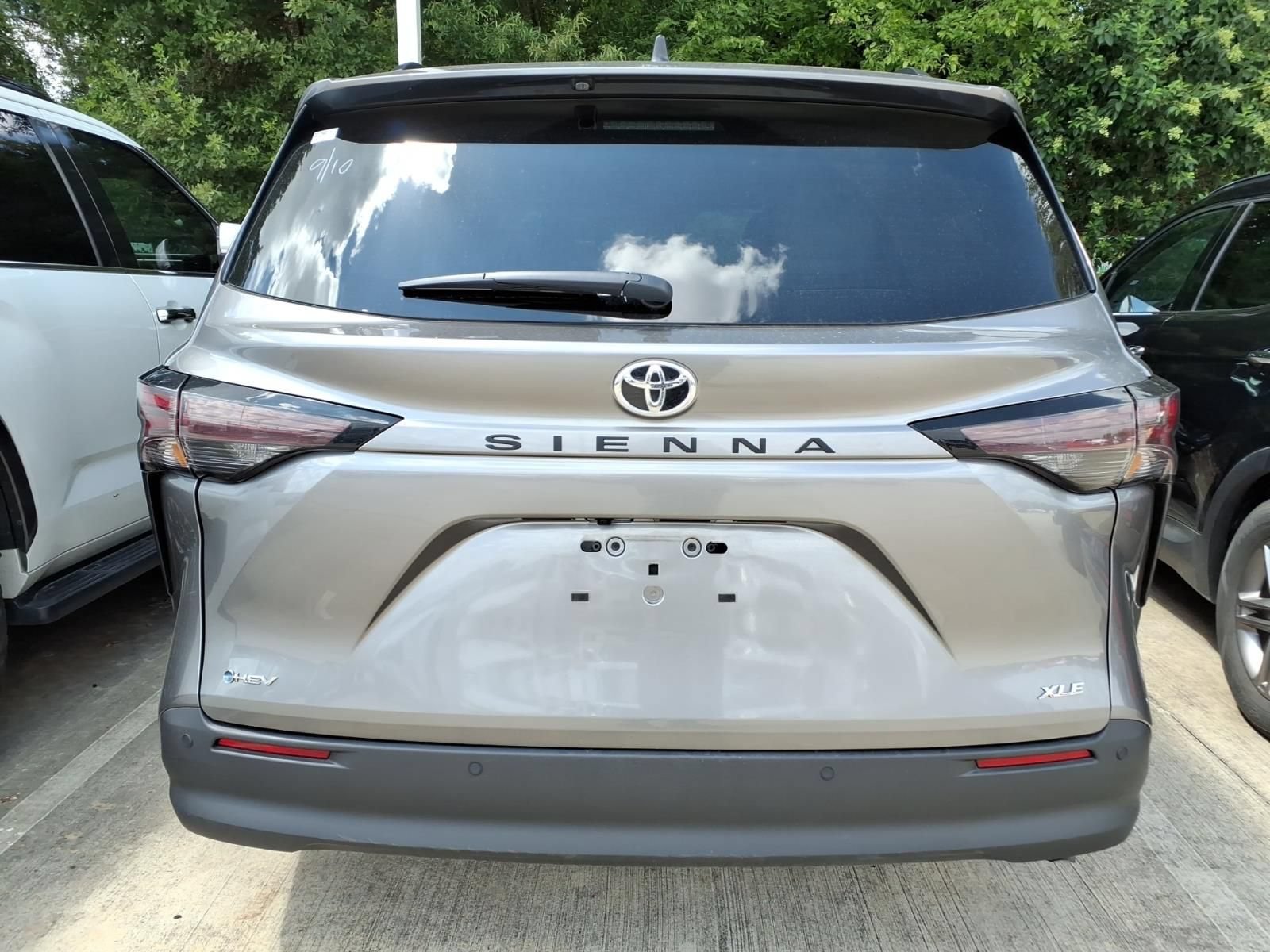 Used 2026 Toyota Sienna XLE FWD image 6