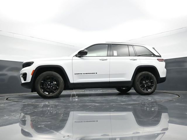 Used 2025 Jeep Grand Cherokee Altitude AWD/4WD image 54