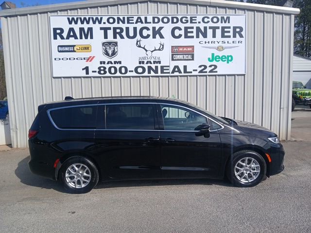Used 2025 Chrysler Pacifica Select image 2
