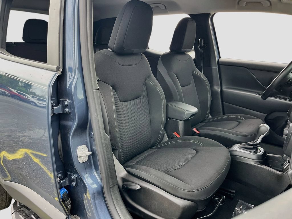Used 2023 Jeep Renegade Latitude w/ Premium Group AWD/4WD image 27