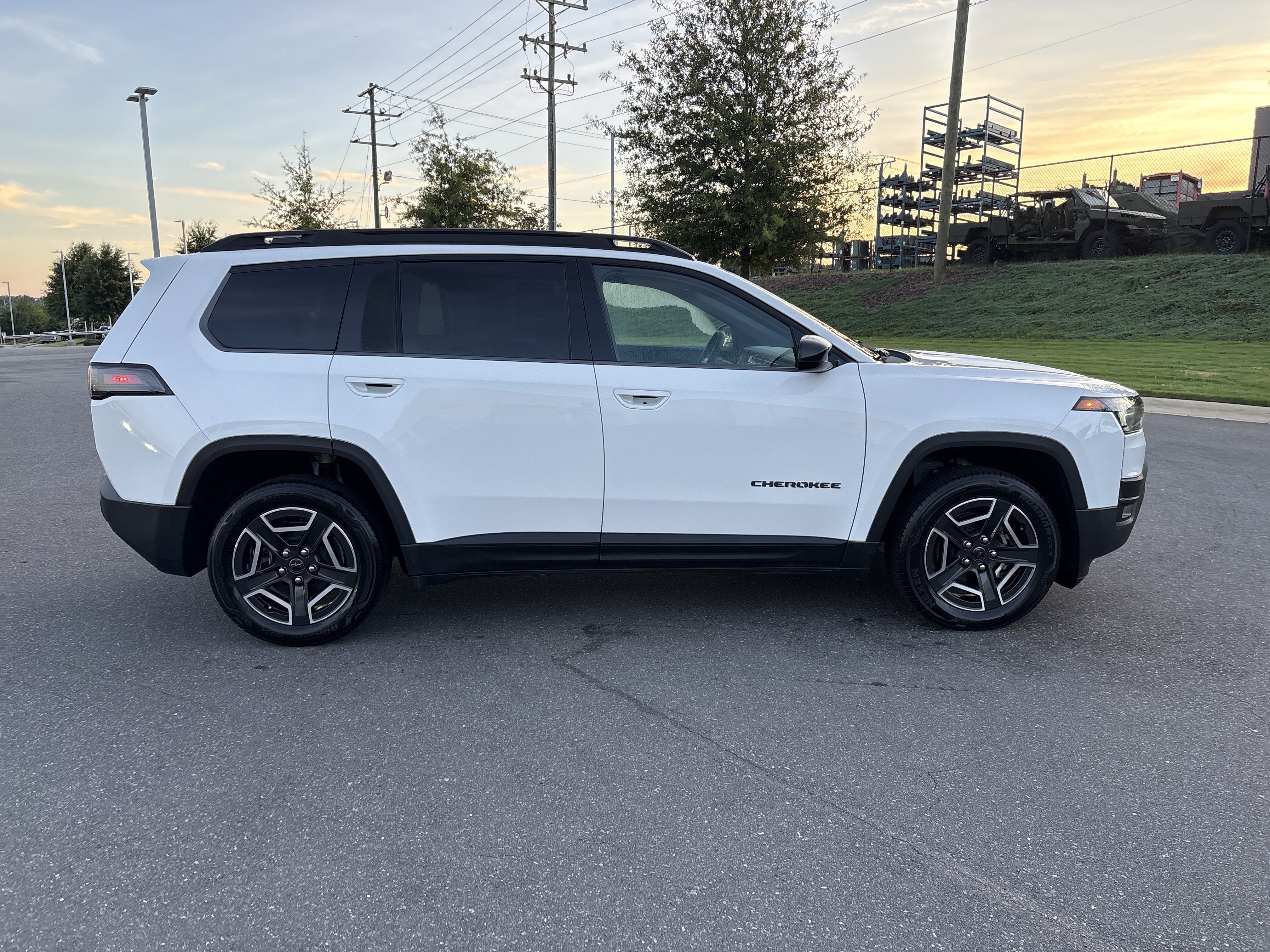 Used 2026 Jeep Cherokee Laredo AWD/4WD image 10