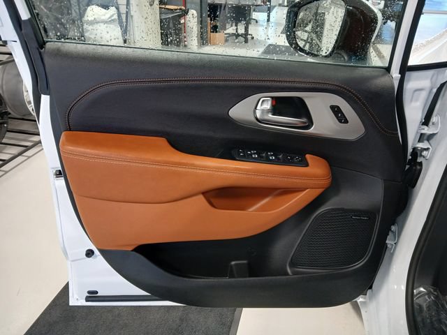 New 2026 Chrysler Pacifica Pinnacle AWD/4WD image 11