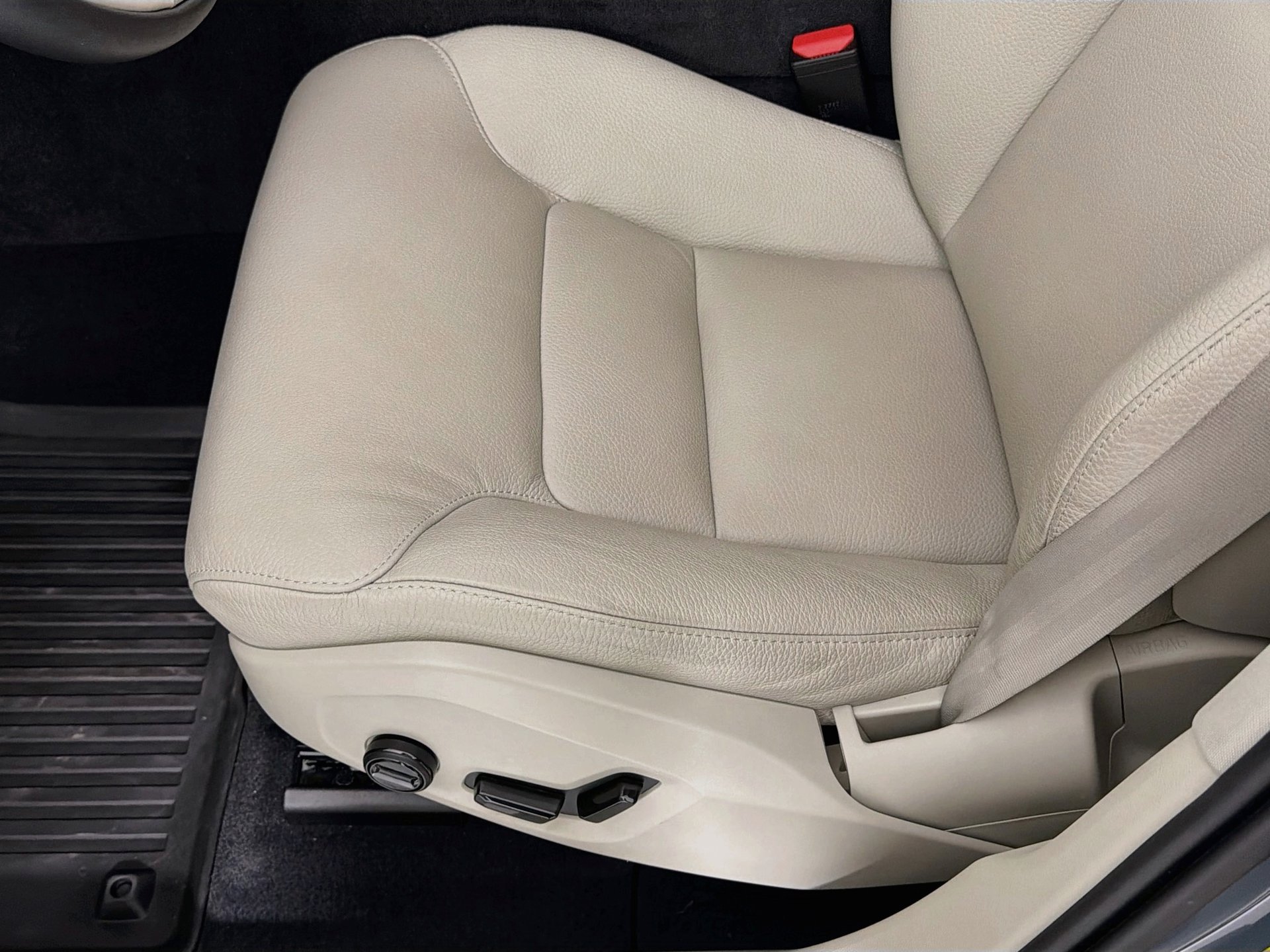Certified 2024 Volvo XC60 T8 Plus w/ Protection Package Premier AWD/4WD image 18