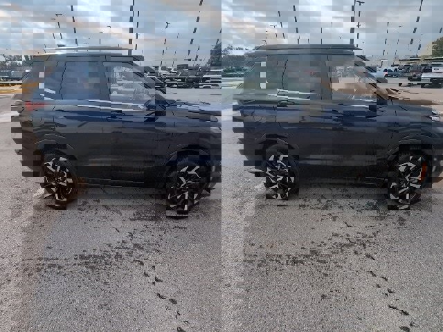Used 2024 Mitsubishi Outlander SE image 2