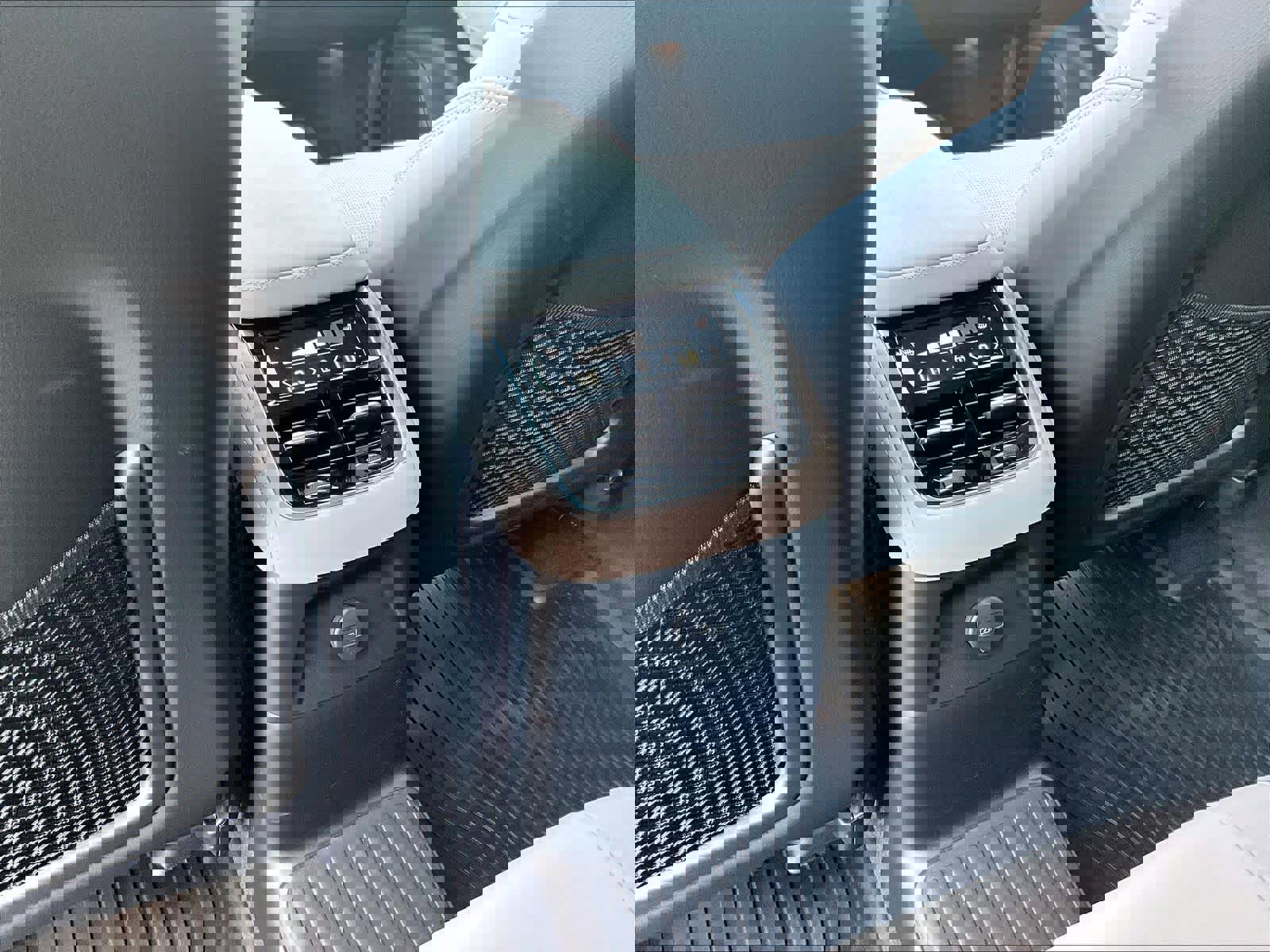 Used 2026 Volvo XC90 T8 Ultra w/ Lounge Package image 38