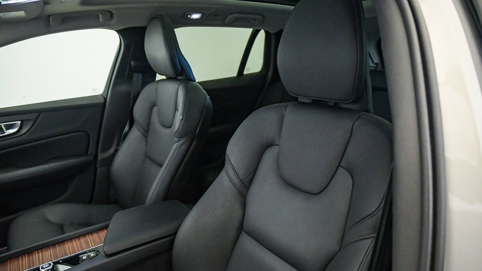 Certified 2025 Volvo V60 B5 Cross Country Plus image 18