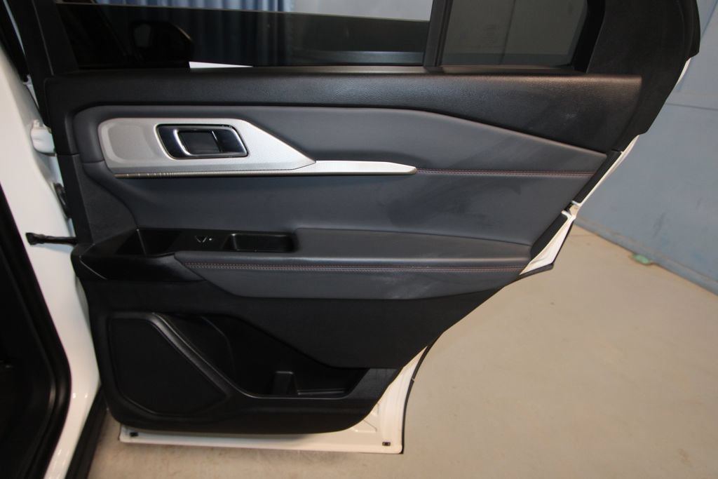 Used 2025 Ford Explorer Active AWD/4WD image 26