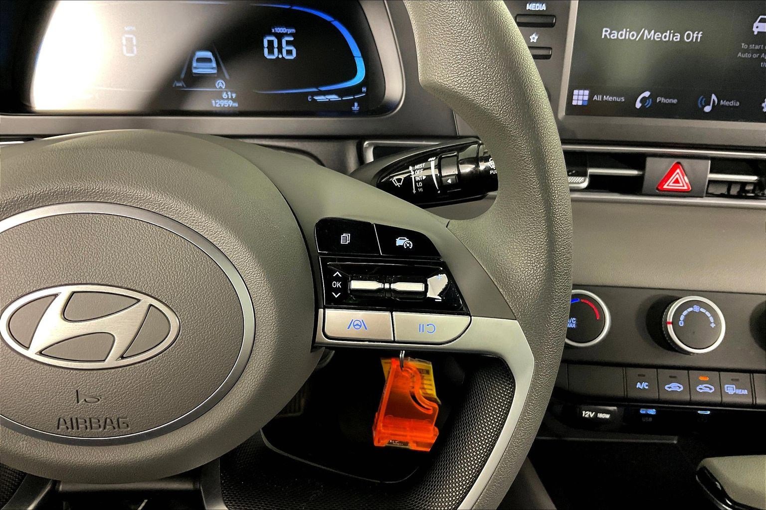 Used 2025 Hyundai Elantra SE image 12