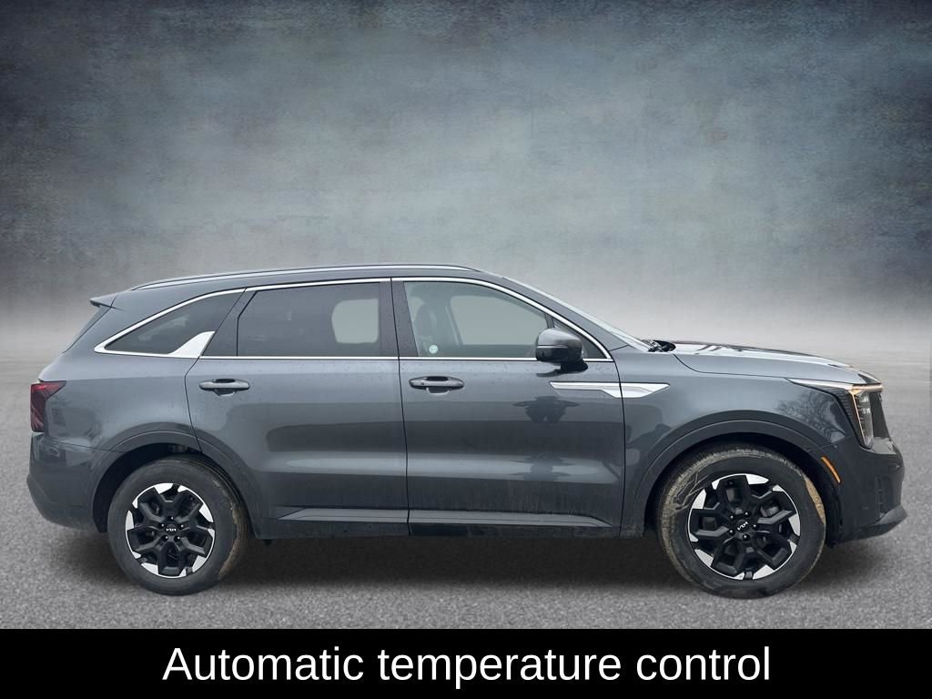 Used 2024 Kia Sorento S image 8