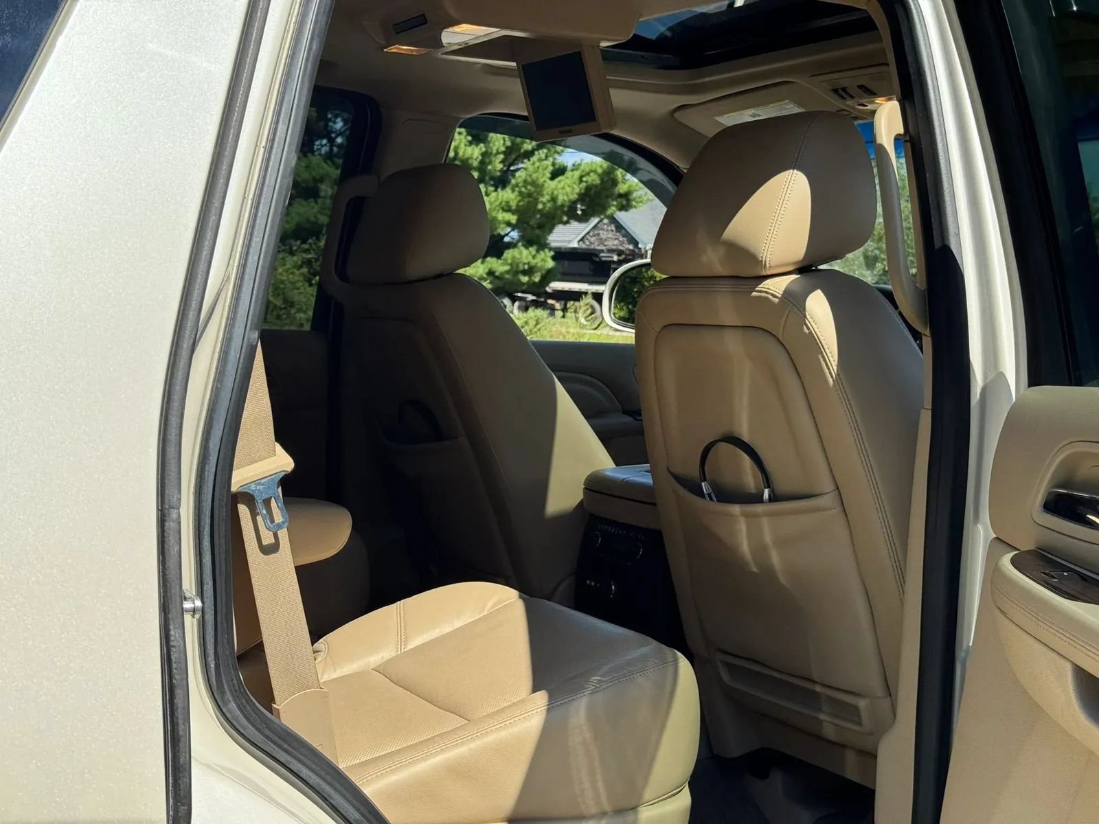 Used 2012 Cadillac Escalade Premium AWD/4WD image 18
