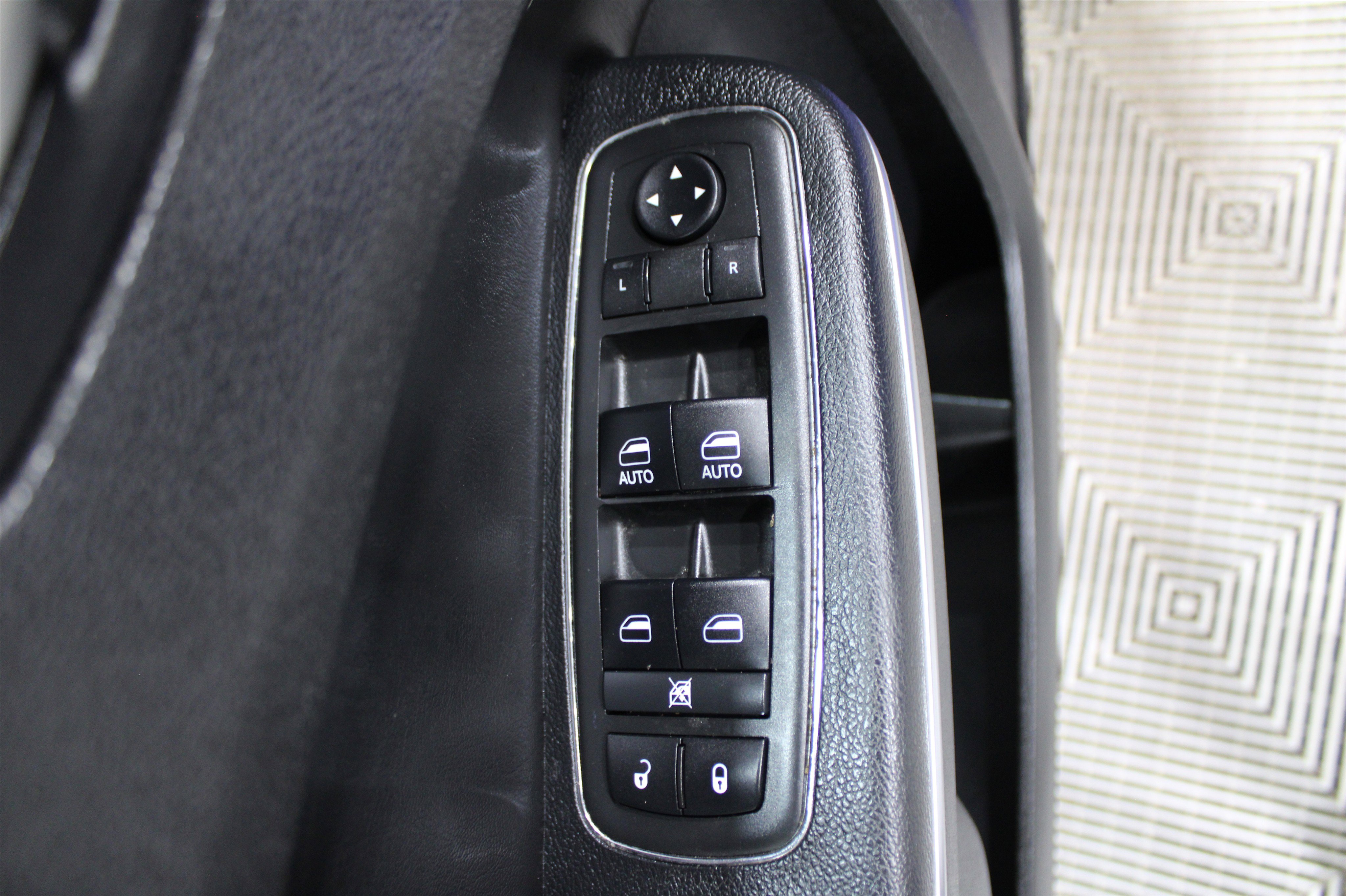 Used 2018 Chrysler 300 Touring w/ Sport Appearance Package image 7