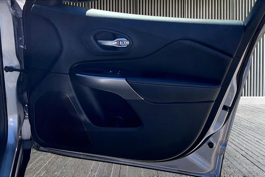 Used 2020 Jeep Cherokee Limited image 25