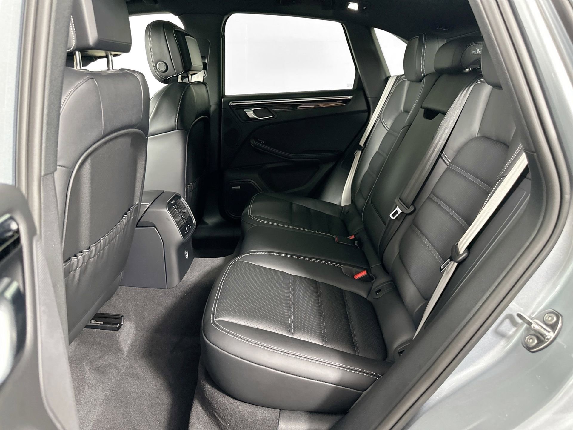 Certified 2025 Porsche Macan image 20