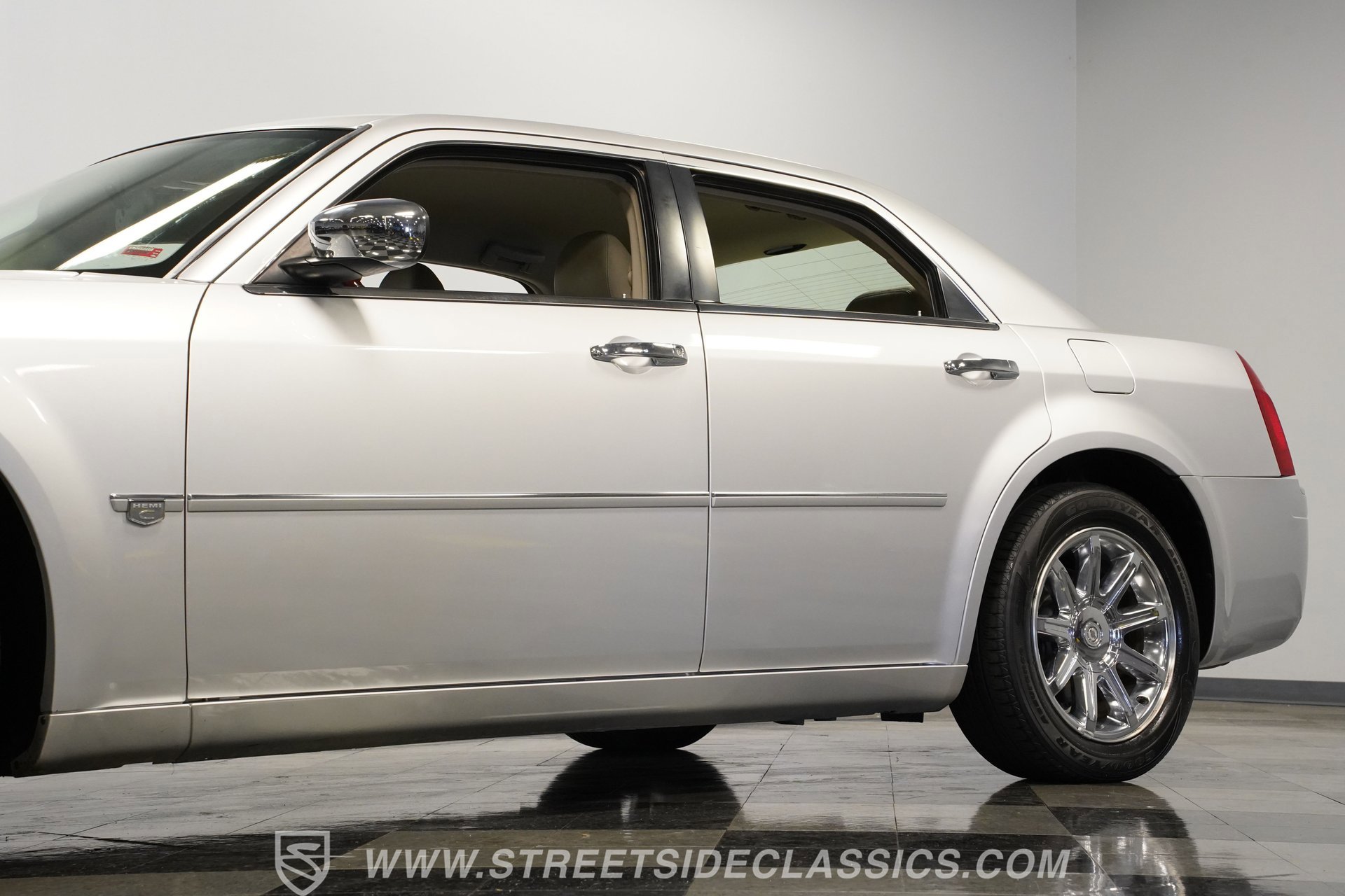 Used 2005 Chrysler 300 C w/ Navigation & Sound Group II image 22