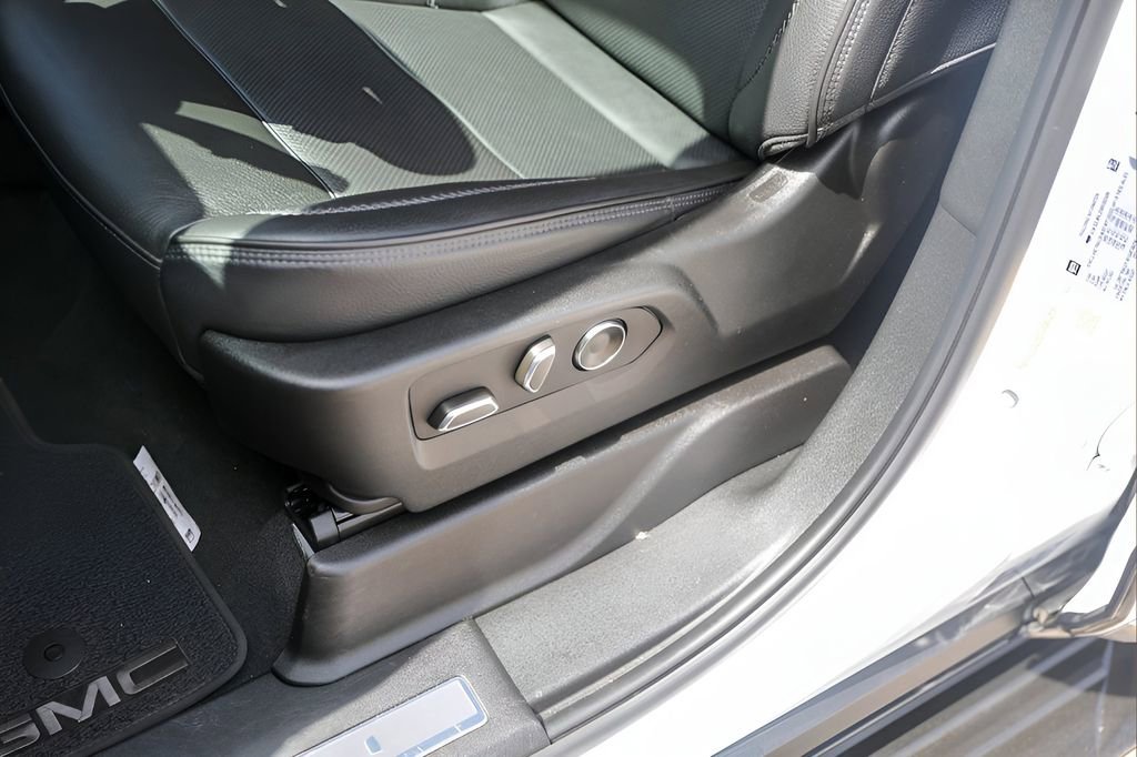 Used 2025 GMC Yukon XL Denali image 8