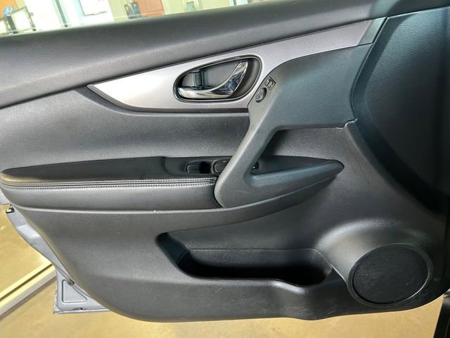 Used 2016 Nissan Rogue SV image 15