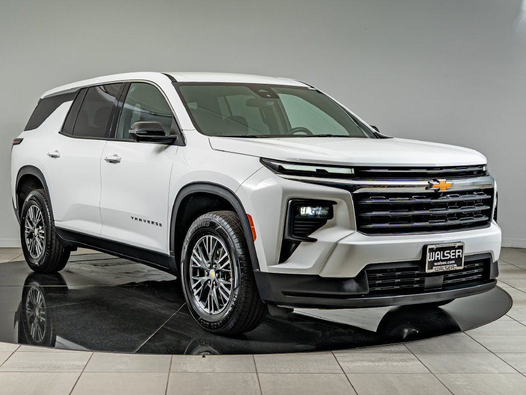 Used 2024 Chevrolet Traverse LS FWD image 3