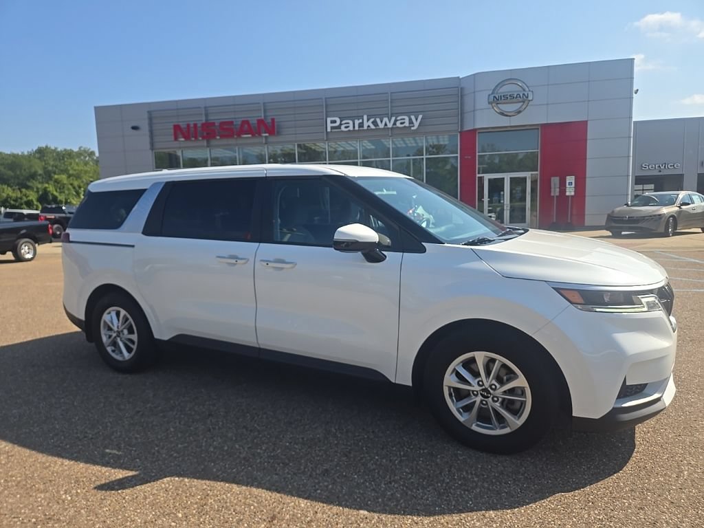 Used 2024 Kia Carnival LX FWD image 1