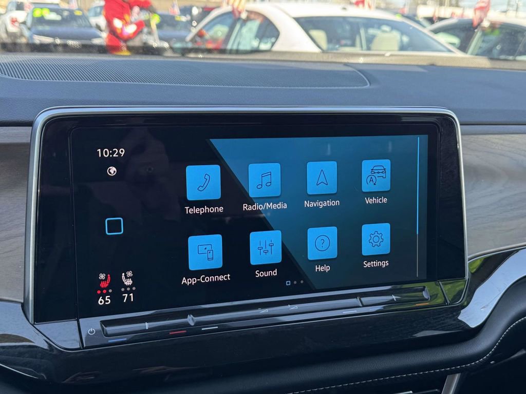 Used 2025 Volkswagen Atlas SE AWD/4WD image 17