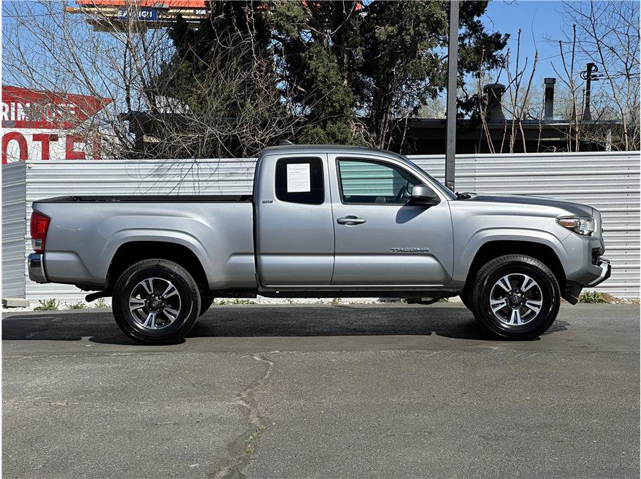 Used 2017 Toyota Tacoma SR5 image 9