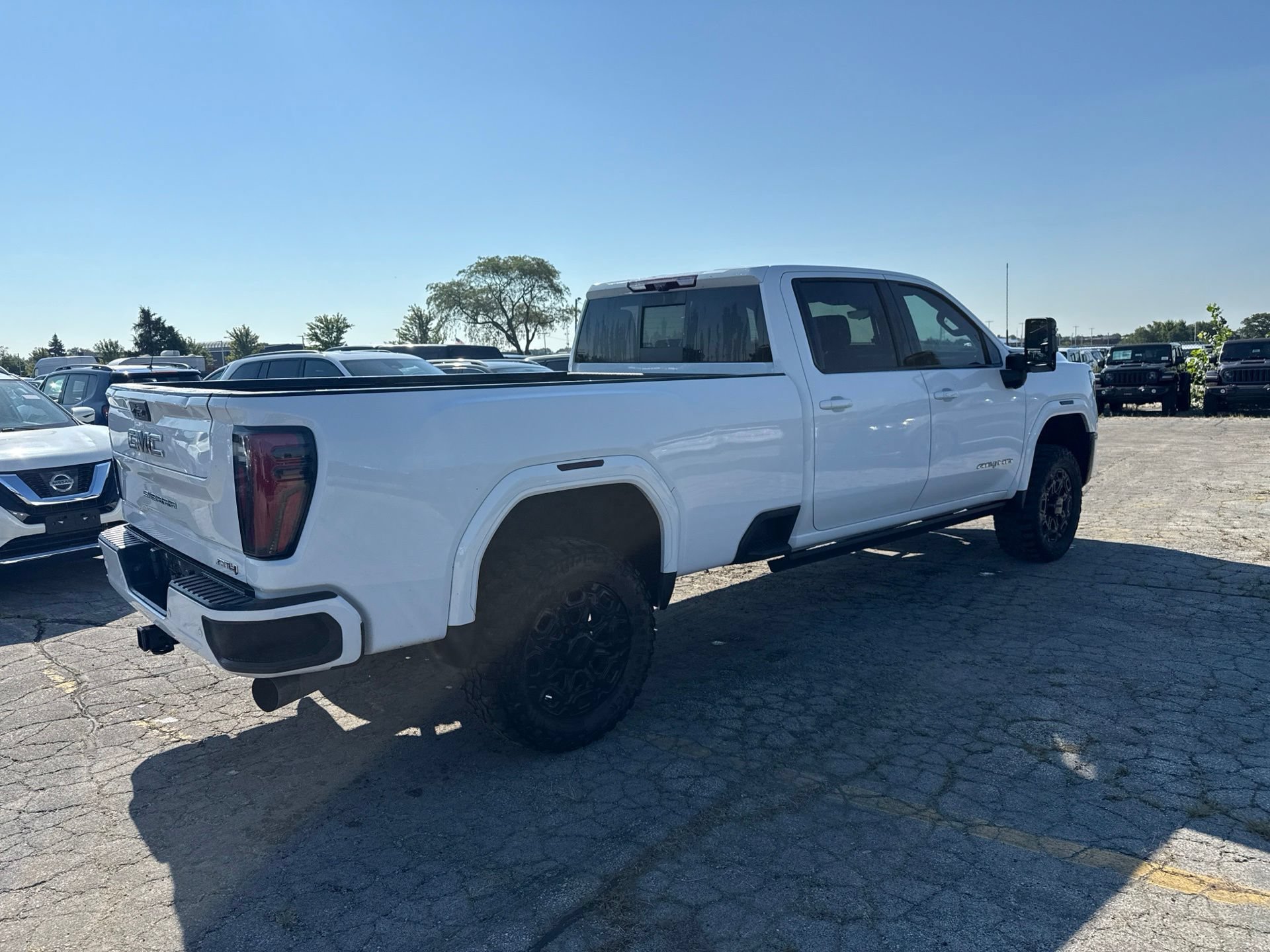 Used 2024 GMC Sierra 2500 AT4 w/ AT4 Premium Plus Package AWD/4WD image 6