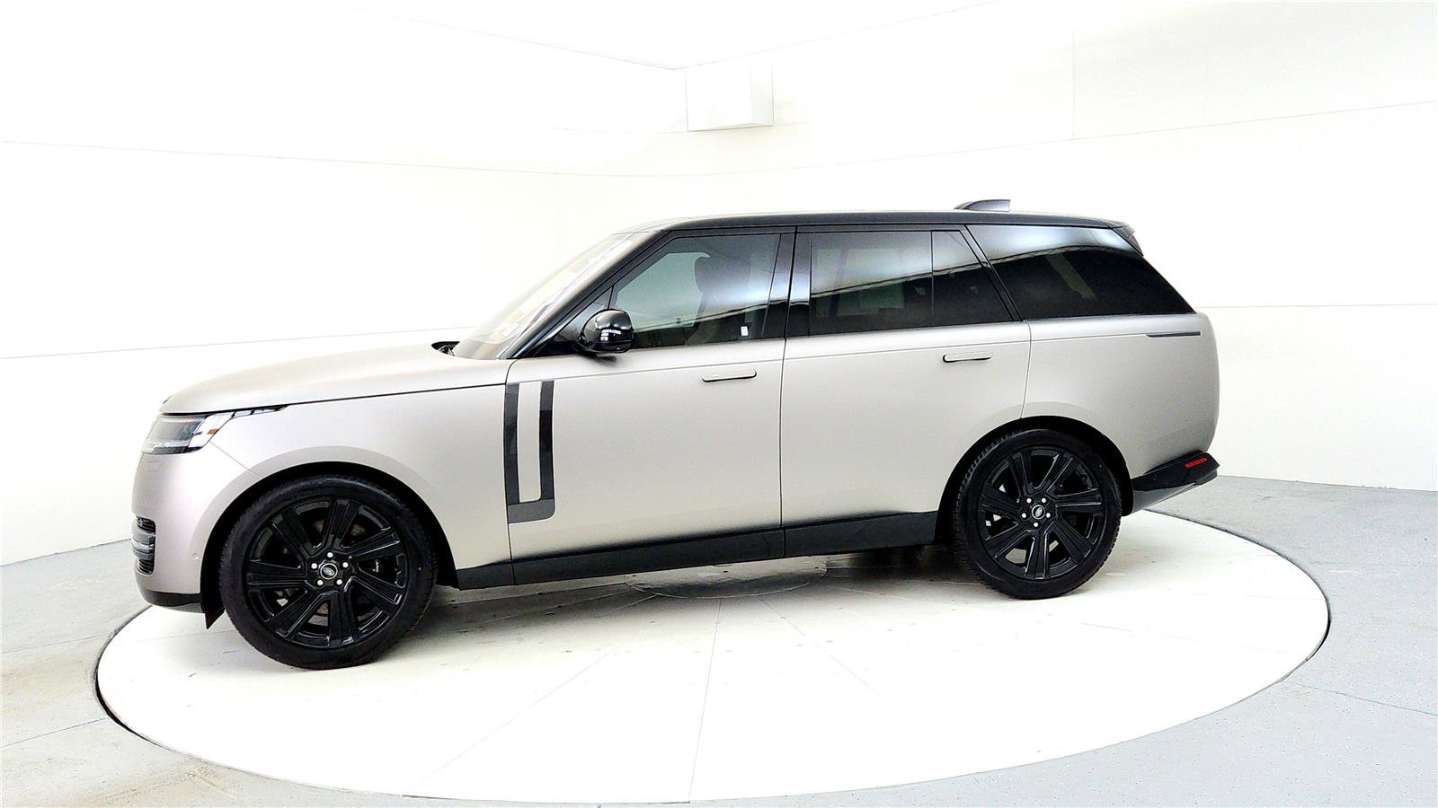 Used 2023 Land Rover Range Rover SE image 3