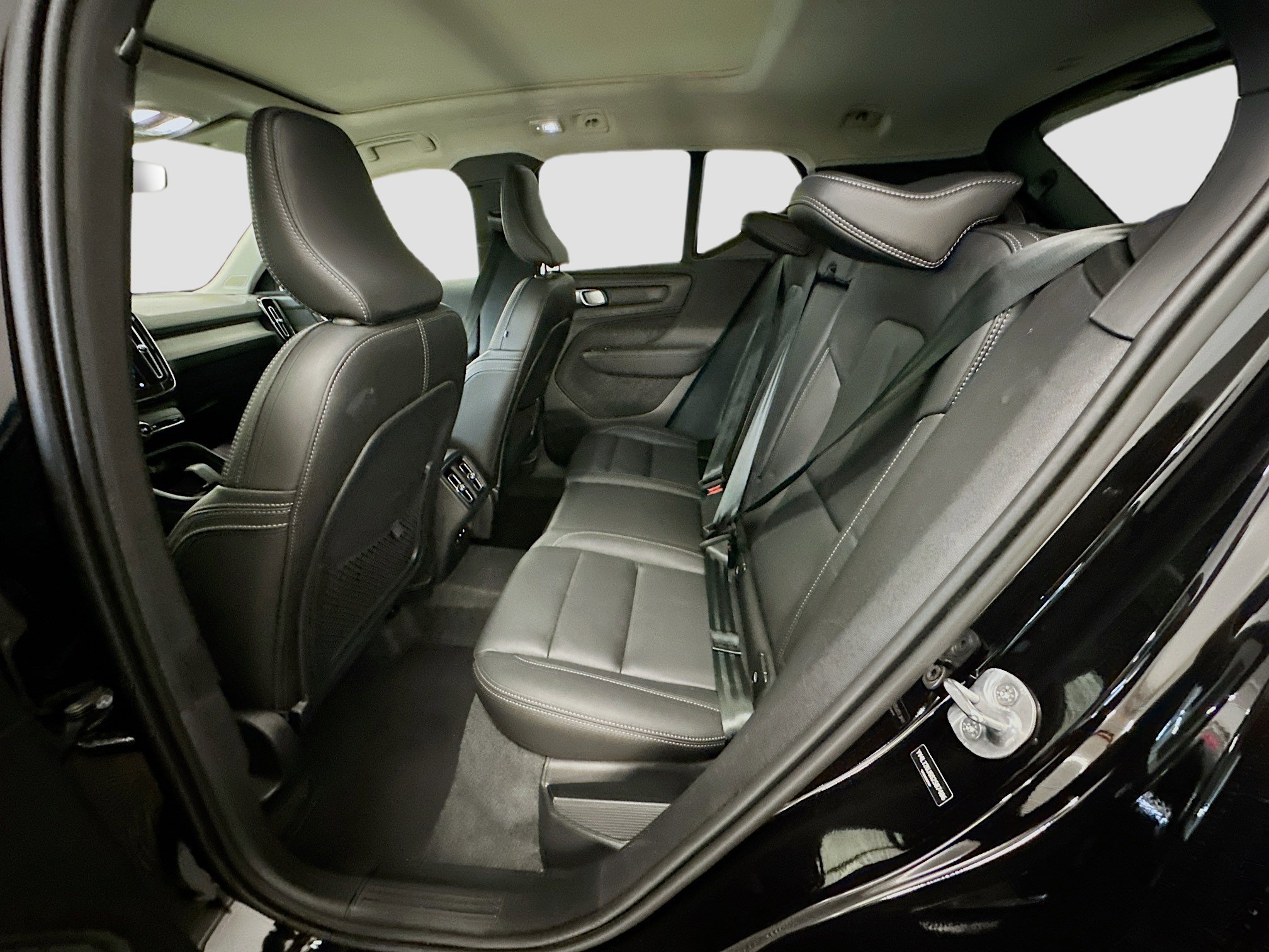 Used 2025 Volvo XC40 B5 Core image 28